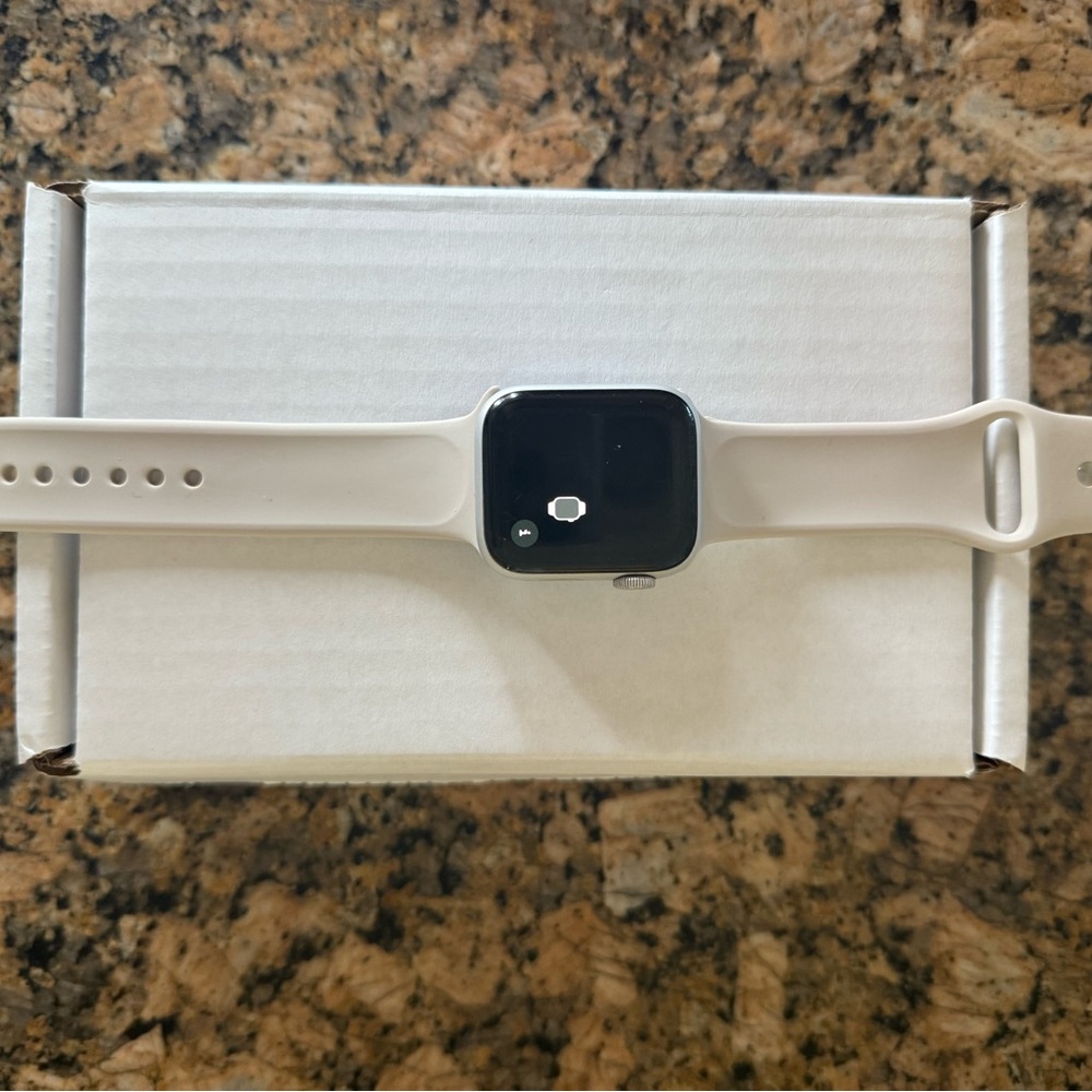Apple Smartwatch - Silver Case with White Band